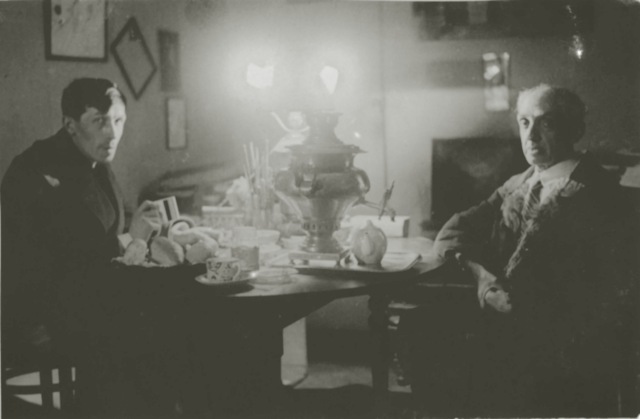 М. А. Кузмин и Ю. И. Юркун дома на ул. Рылеева. Фото середины 1930-х годов. © Музей Анны Ахматовой в Фонтанном Доме, 2007 